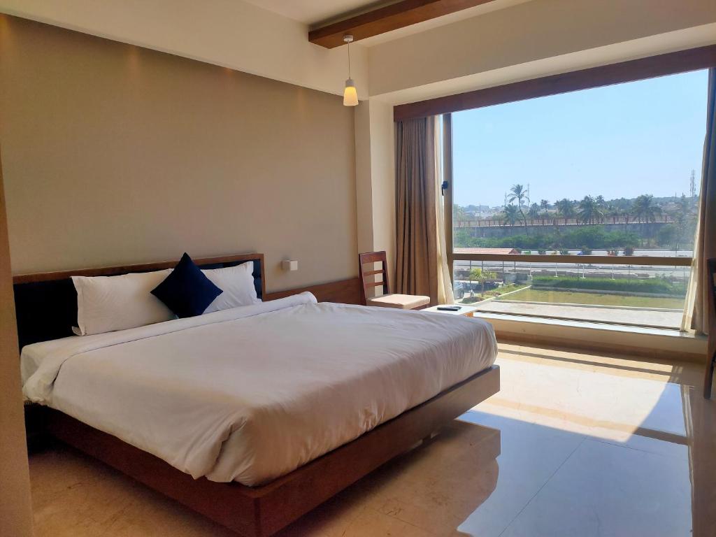 Elegance Room master bed with natural city view window