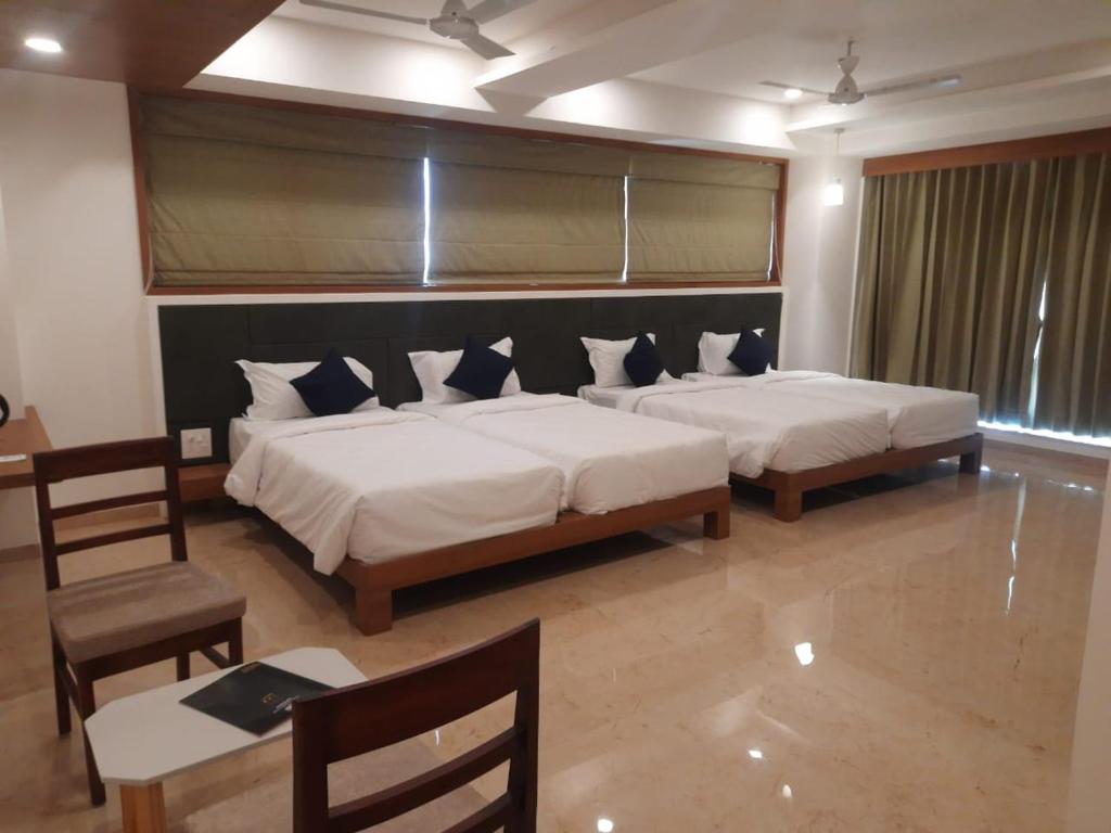 Family Studio Room dining table, seating and beds