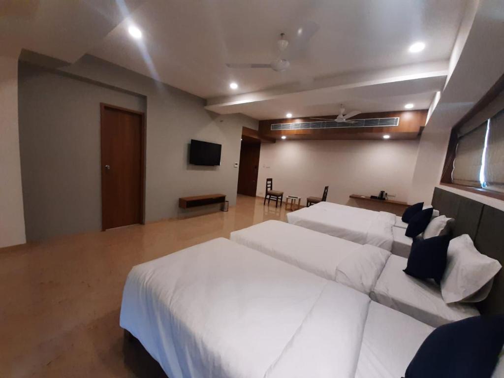 Family Studio Room wide layout with TV and vanity
