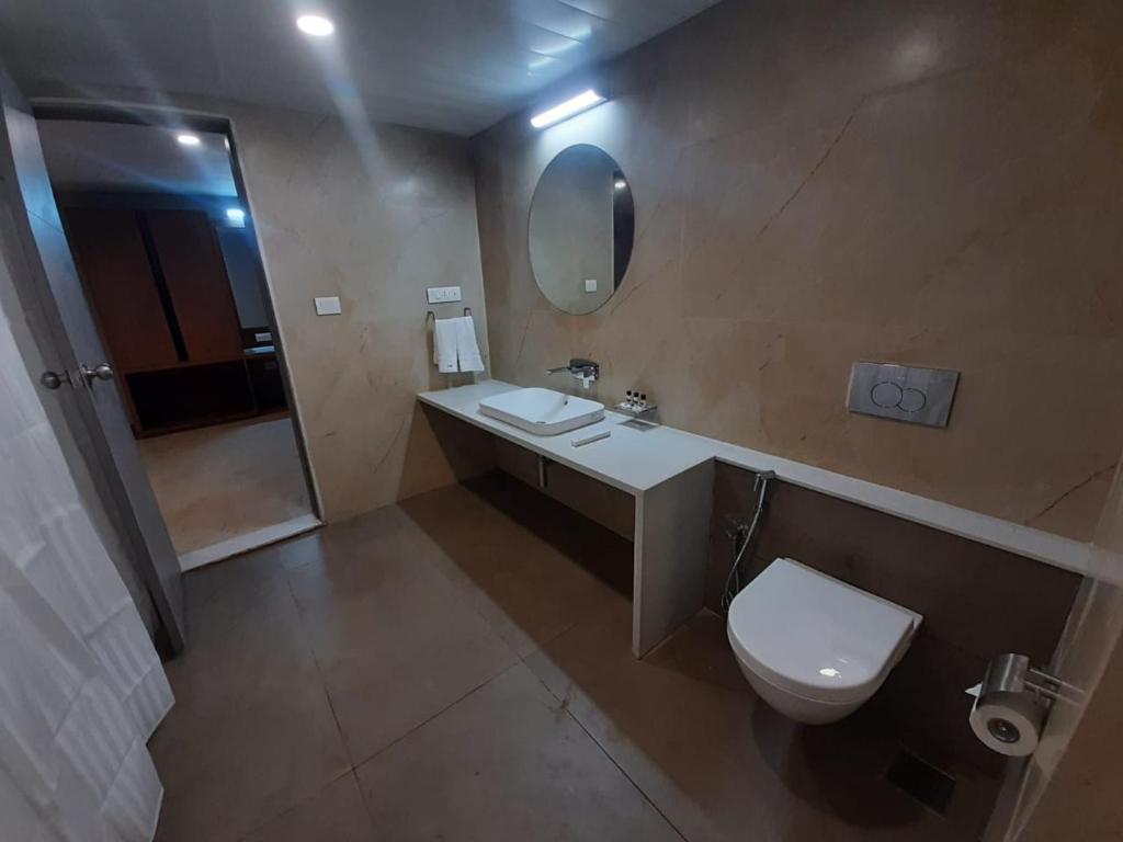 Queen Suite en-suite bathroom with illuminated vanity mirror