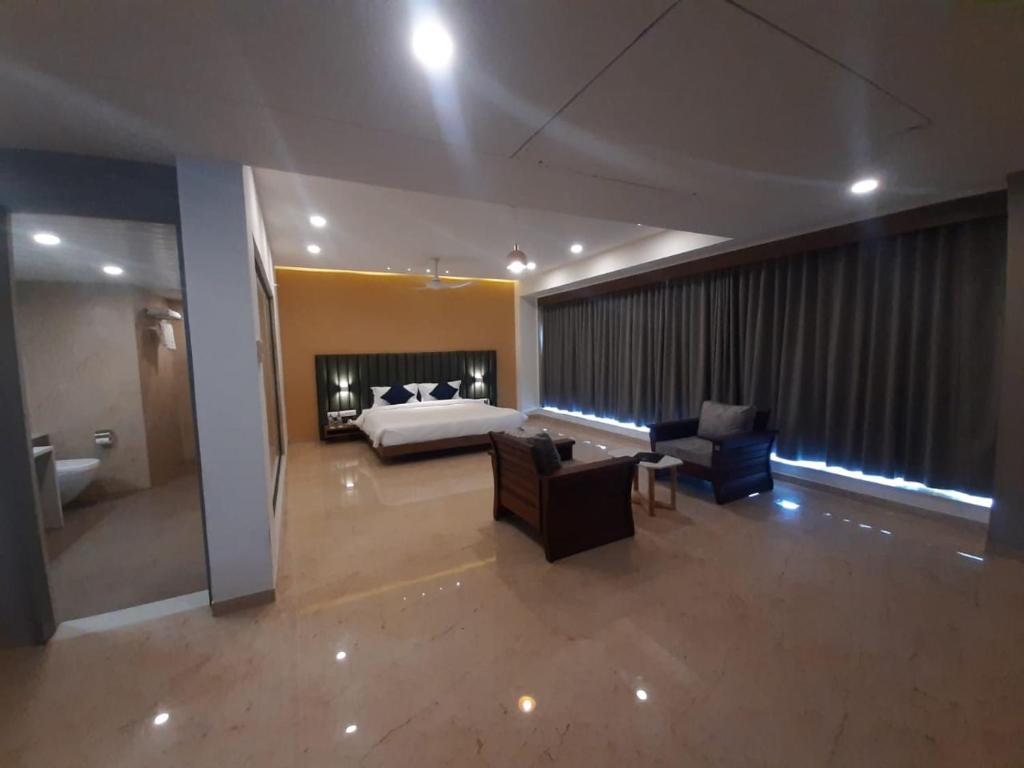 Queen Suite private lounge and armchair area