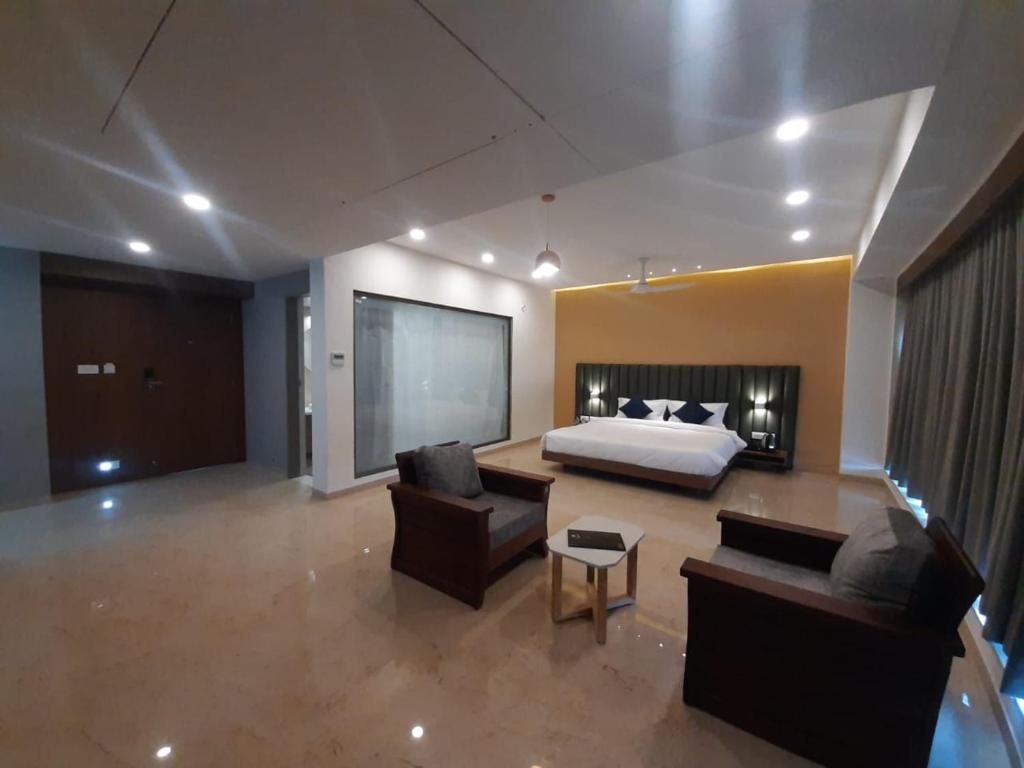 Queen Suite master bedroom with lounge seating couch