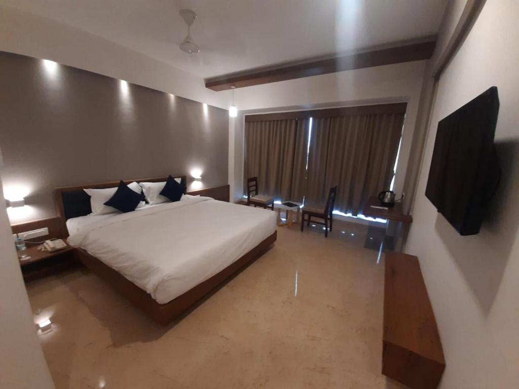 Executive Twin desk, mirror and LED TV